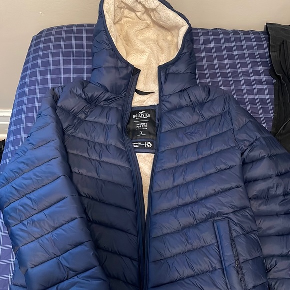 Hollister Light Puffer Jacket - Picture 1 of 4